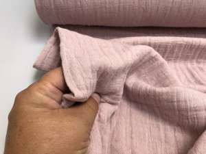 Gauze - florlet dobbelt gauze i lys rosa meleret